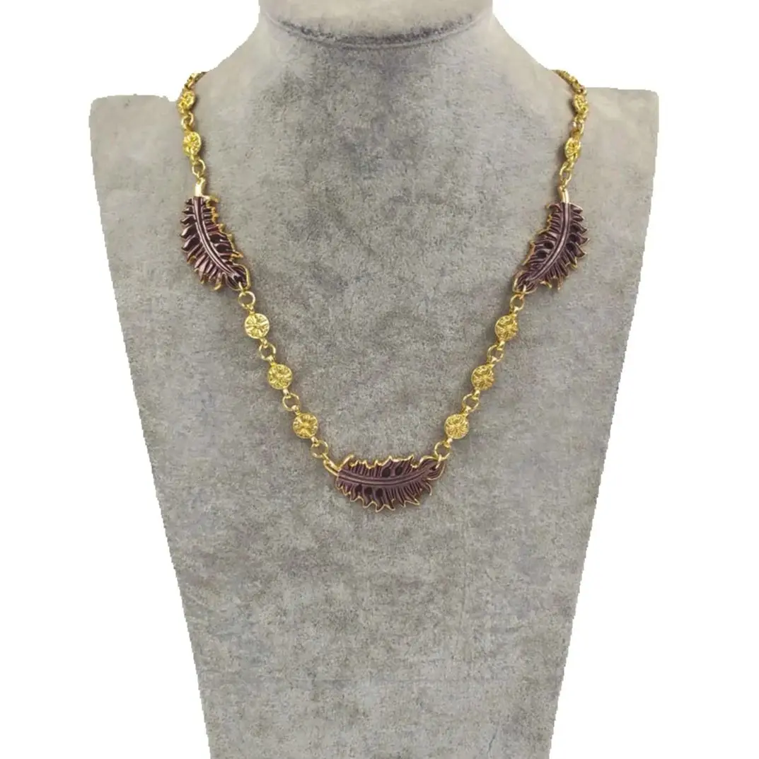 WT-JN351 New Arrival Feather Shape Grey Shell Charms With Brass Flower Engrave Yellow Brass Necklace For Friends Birthday Gifts