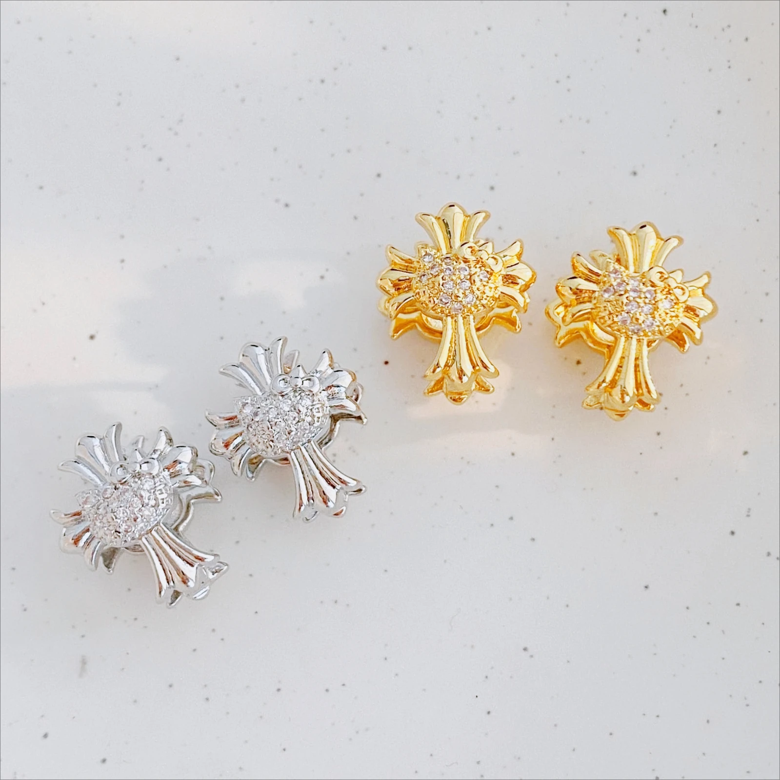 

Новый французский ретро-стиль, модный и элитный дизайн, нишевый дизайн, пряжки с крестообразными кошачьими ушками, милые и крутые серьги для девочек