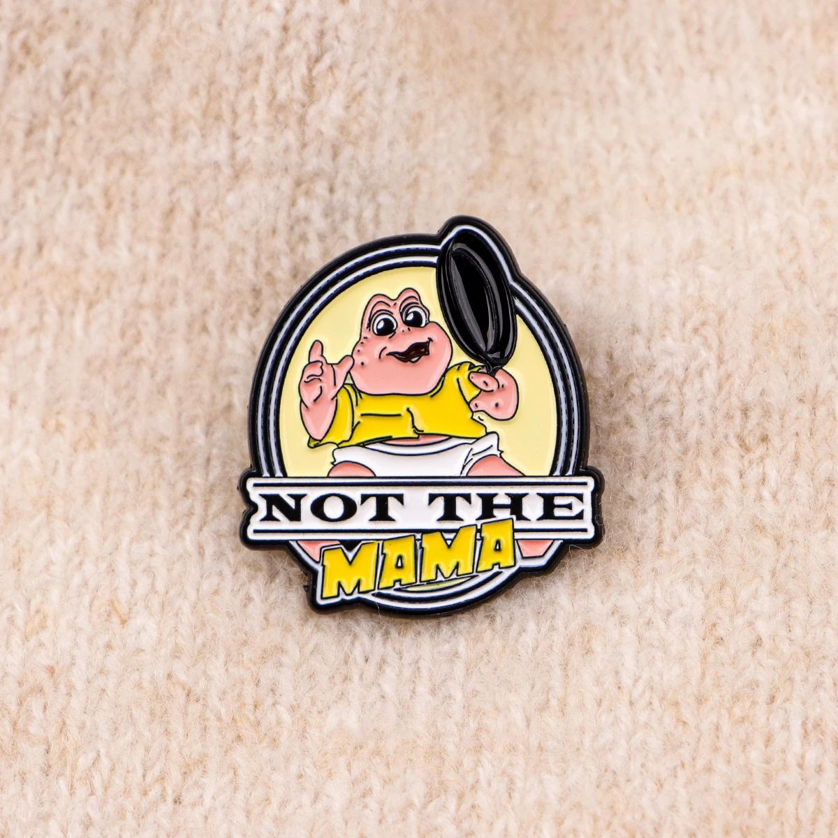 NOT THE MAMA Emaille-Anstecknadel, Cartoon-Brosche für Mantel, Damenbroschen, modische Reversabzeichen, Schmuck, Geschenk für Freunde – Detail 3