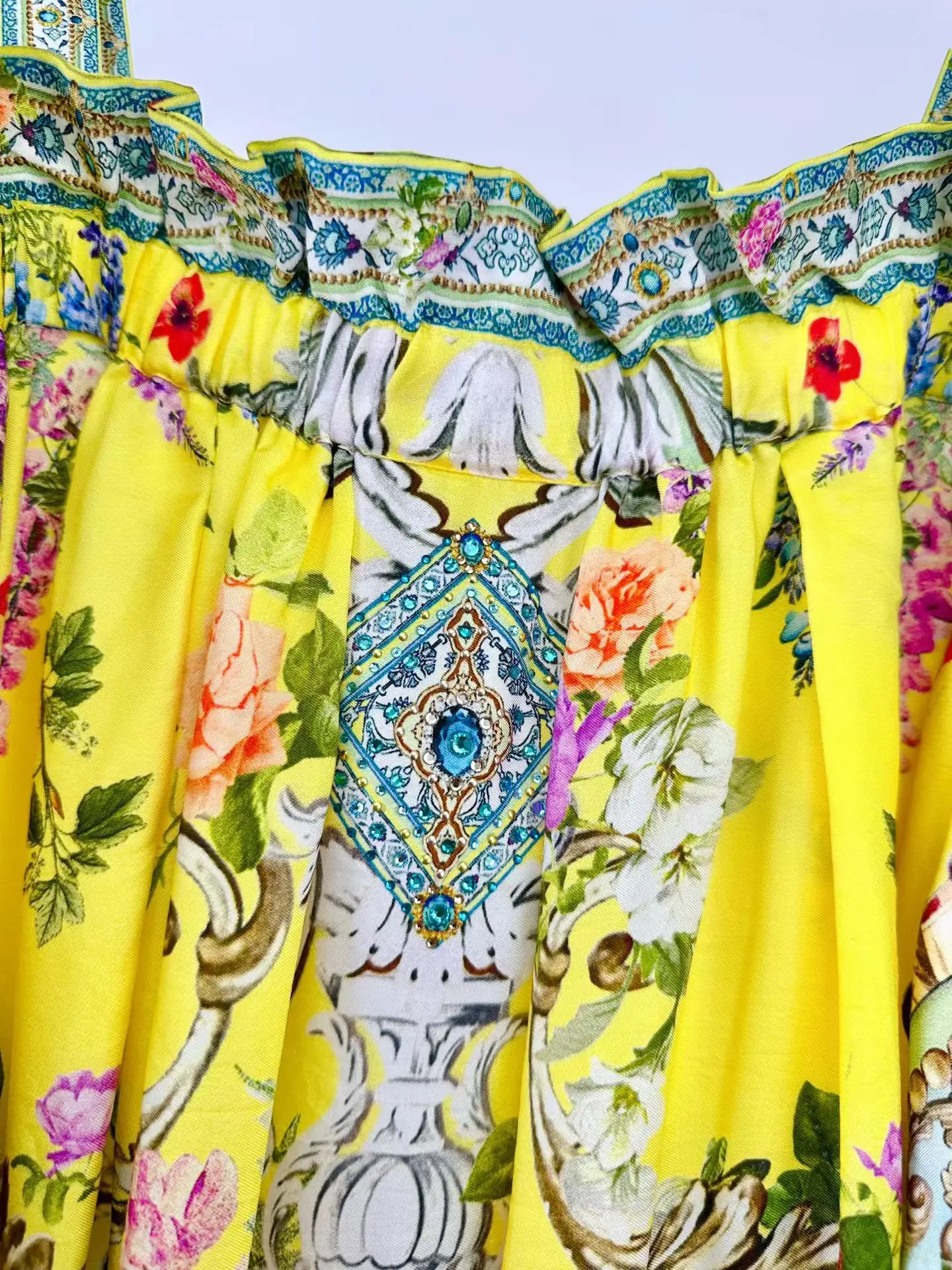 ชุดเดรสยาวผ้าไหมแท้ 100% ลายดอกไม้ สำหรับผู้หญิง สายเดี่ยว ประดับคริสตัล คอเฉียง แขนสั้น เหมาะสำหรับวันหยุด