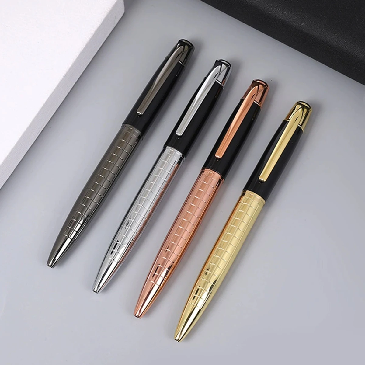 

1 шт., высококачественная металлическая вращающаяся шариковая ручка для бизнеса, шариковая ручка среднего размера 1,0 мм, черные чернила, прочные, плавные канцелярские товары для письма