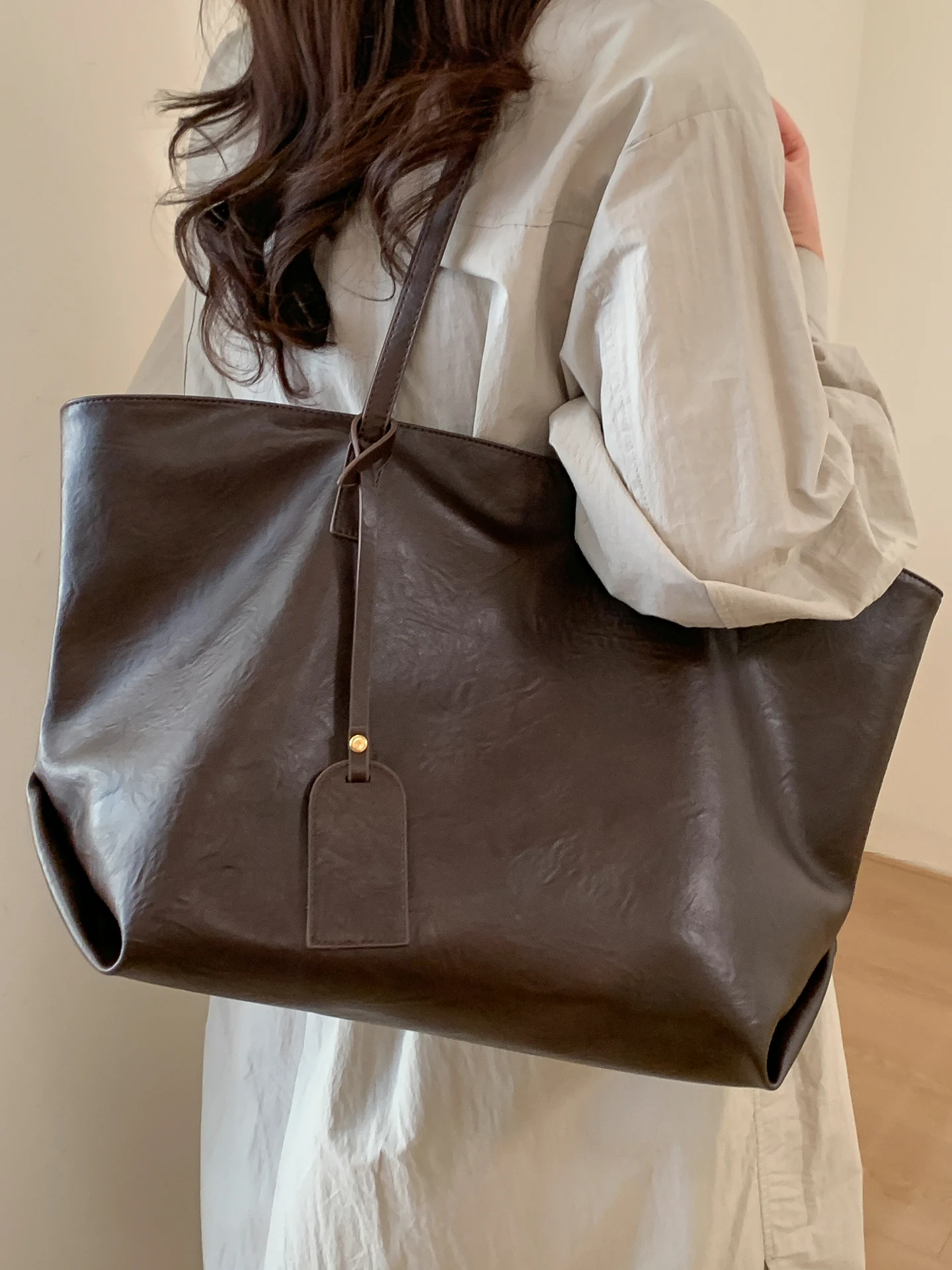 

Trendy Large Capaci Women's oulder Bag Casual Simple Sle Commuter Tote Bag Versatile PU Leather Square ape Bag