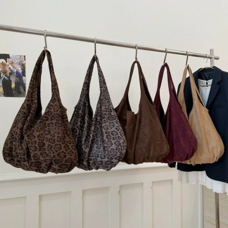 

Elegant One Shoulder Versatile Crossbody Retro Work Travel Stylish Female Bag Suitable During A Summer Vacation