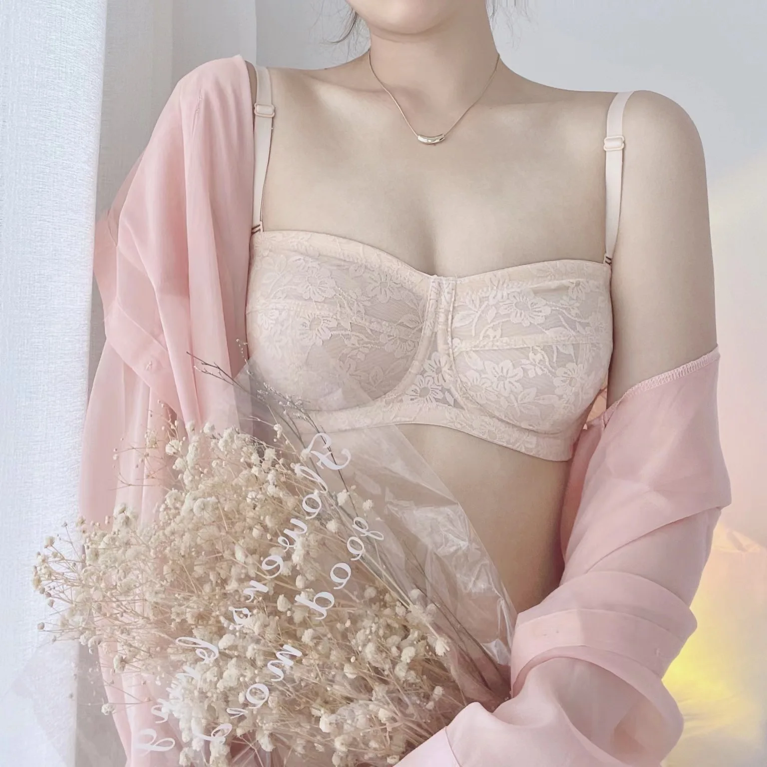 女性のランジェリーストラップレス超薄型ブラジャー透明刺繍花ブラジャーセクシーな目に見えない Bralette 女性下着