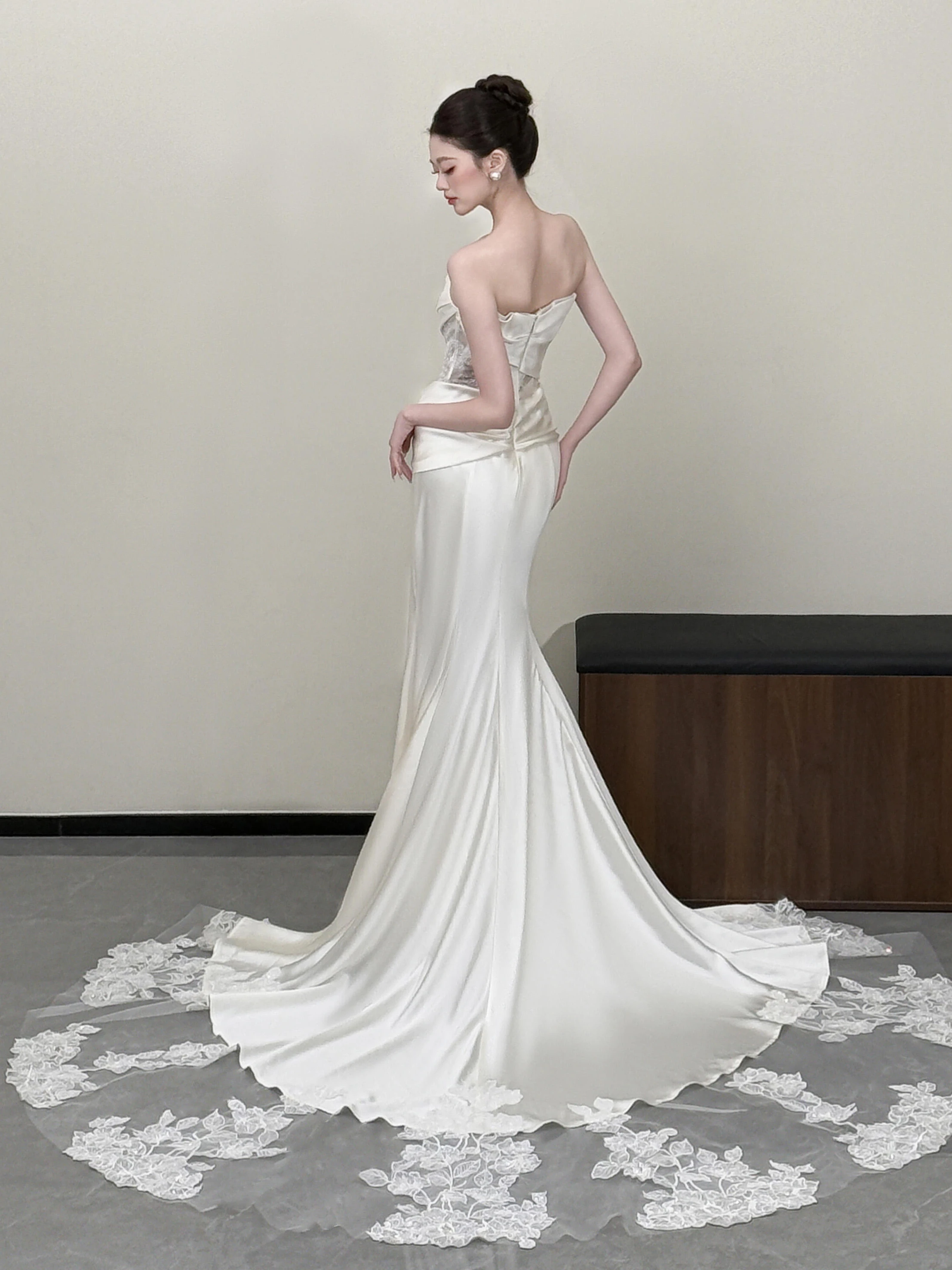 

Elegant Satin Wedding Dress Bridal Gown with Train Strapless Fish Tail out Door Silk Lace Dress for Young Women over 18