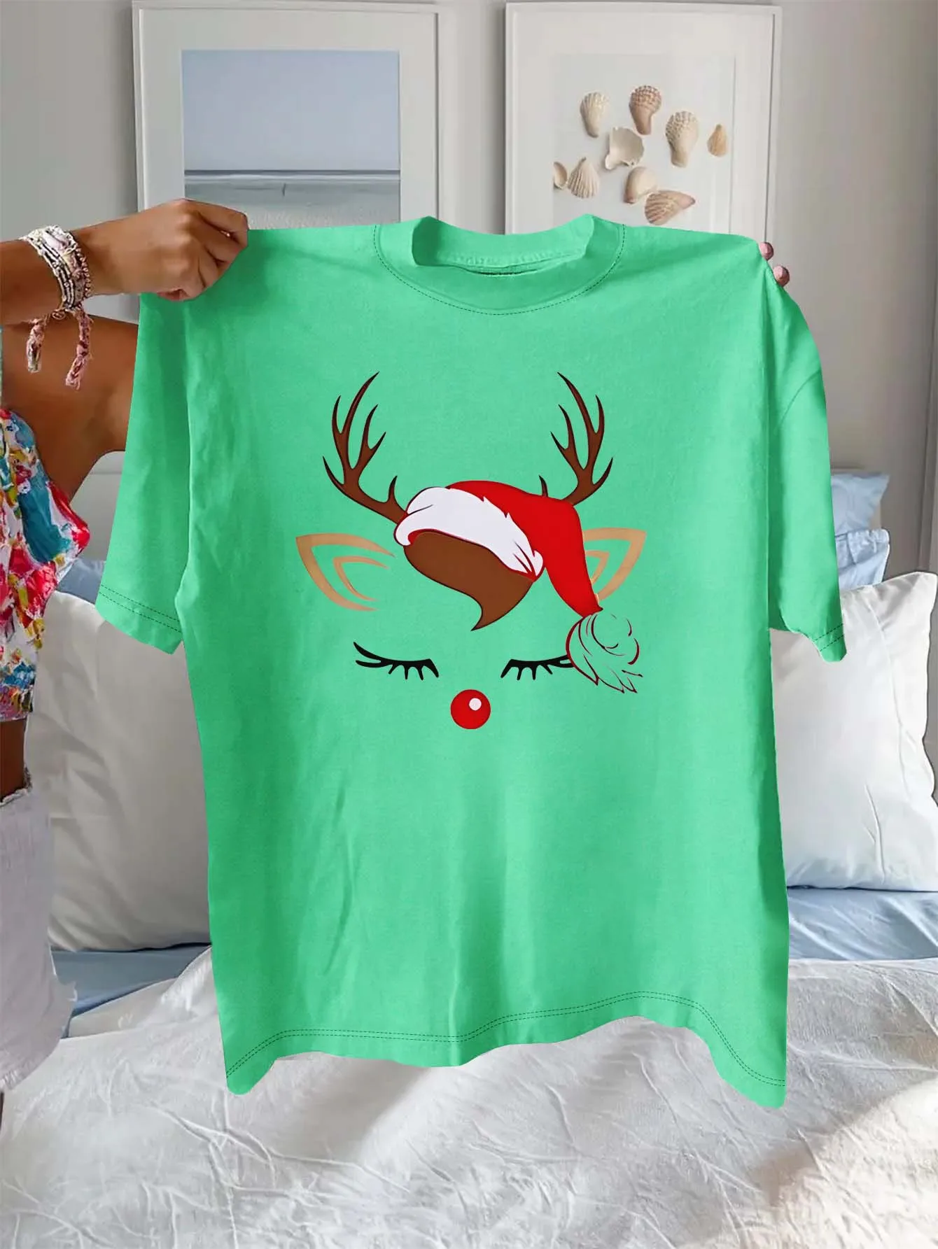 

Очаровательное лицо оленя больших размеров со праздничной шляпой, стильная одежда