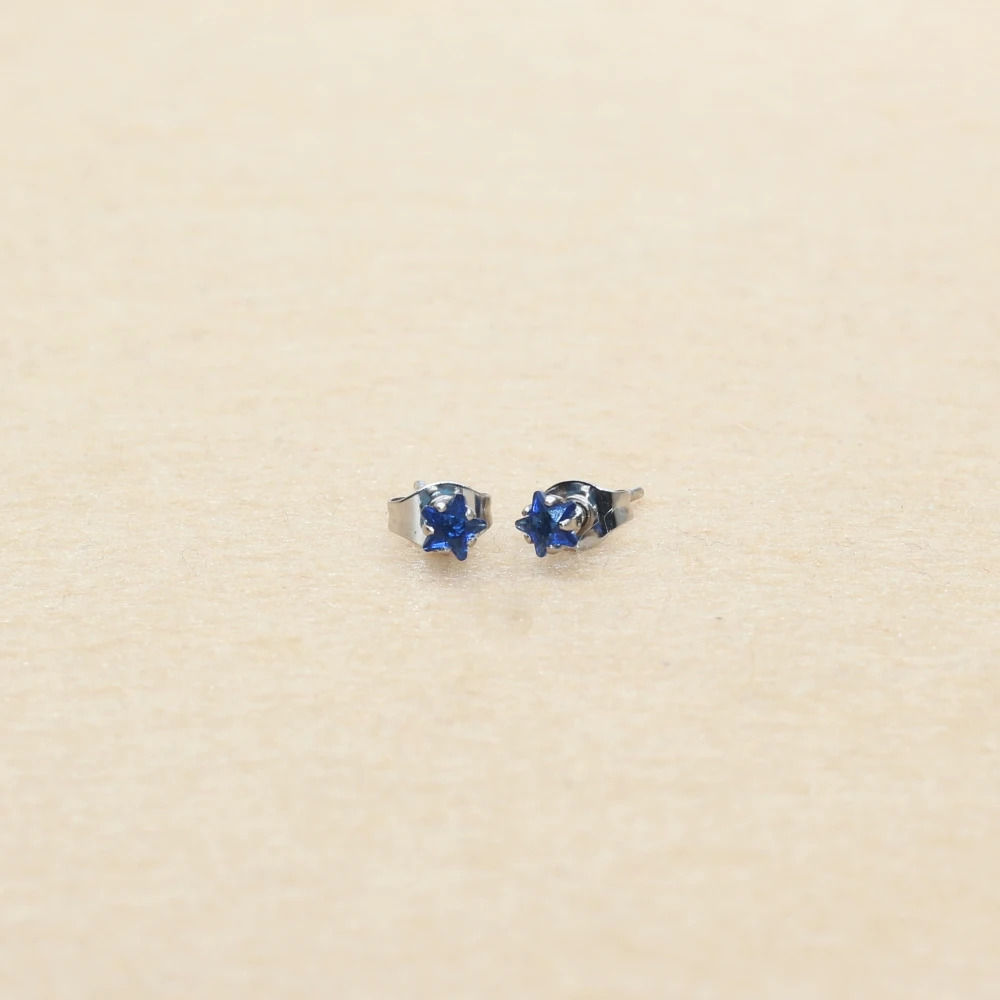 Die Royal BLue Stars Farb-Ohrstecker aus Edelstahl, 4 mm, neue Schmuckstücke mit Anti-Allergie-Eigenschaften – Detail 4