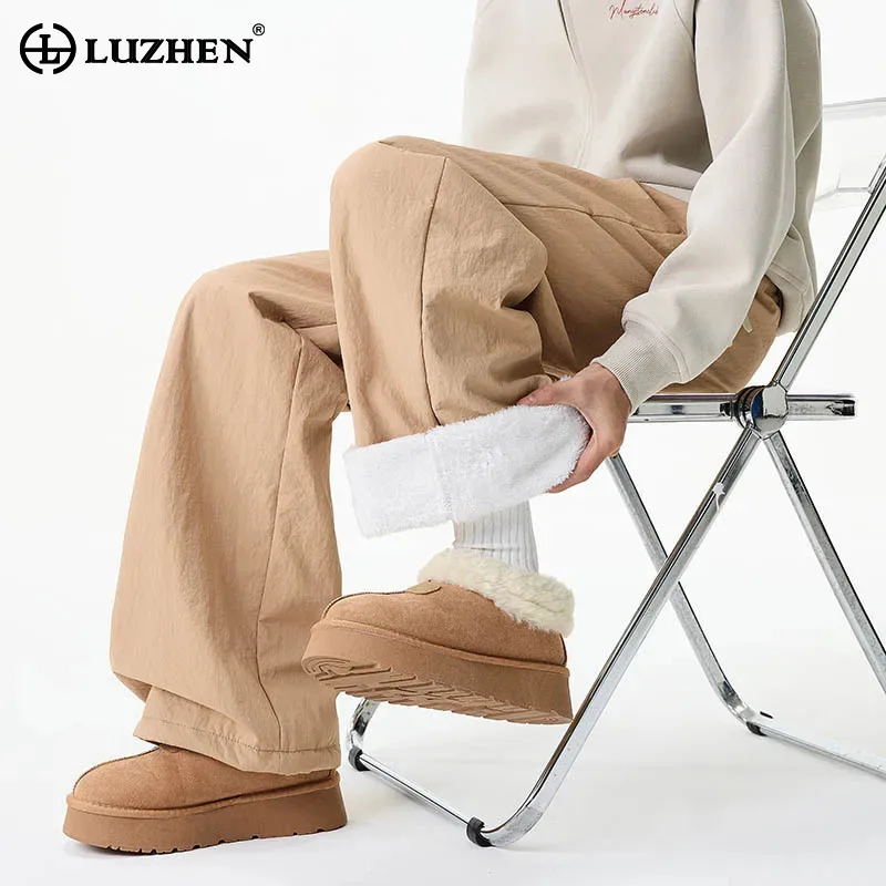 

LUZHEN 2025 новые зимние однотонные теплые прямые повседневные брюки с флисовой подкладкой, мужские модные брюки с эластичной резинкой на талии на шнурке JY5025