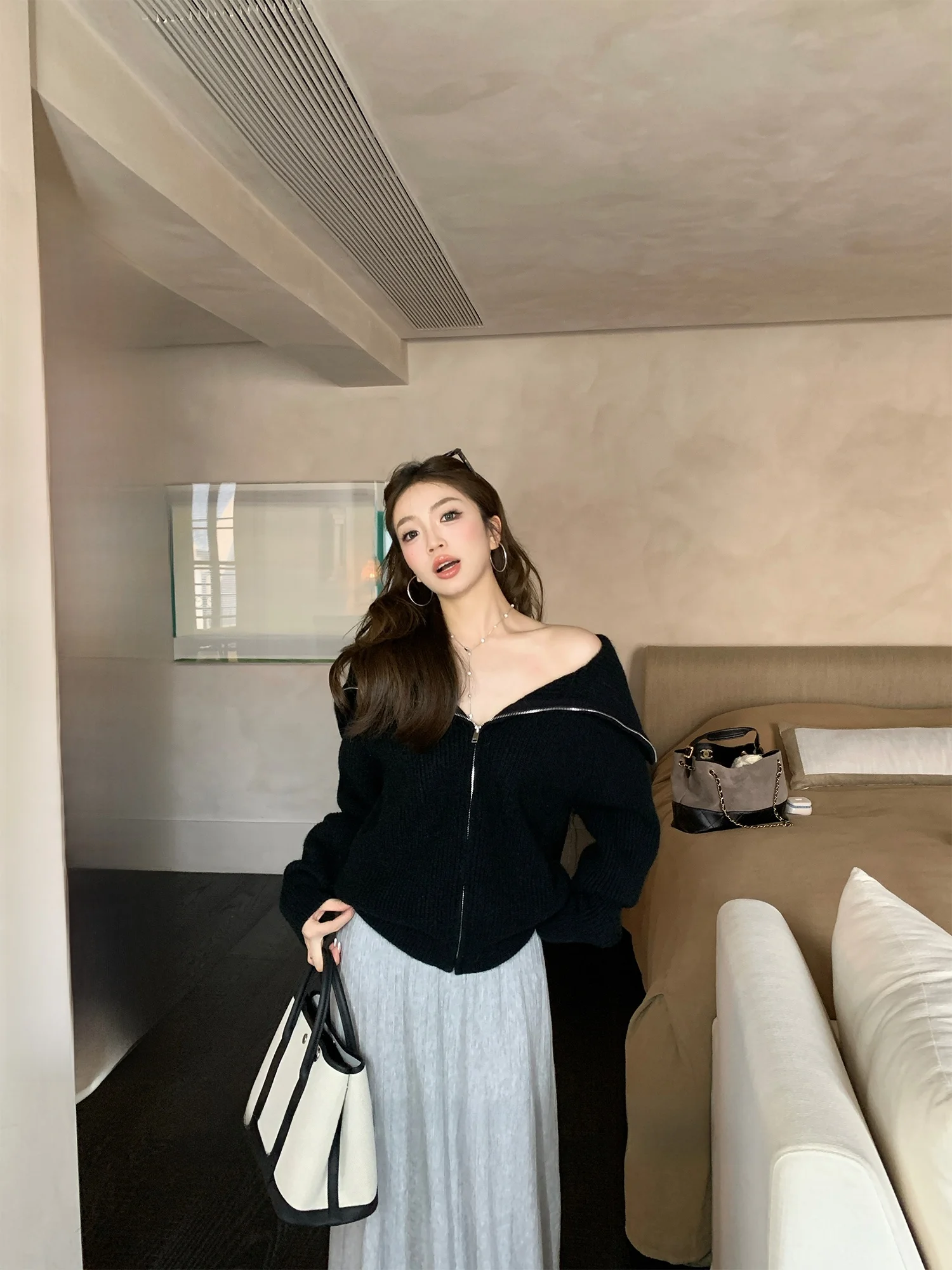 

Черный кардиган с отложным воротником и молнией на плече для женщин, утепленный, зимний, в корейском стиле, свободного кроя, с длинными рукавами