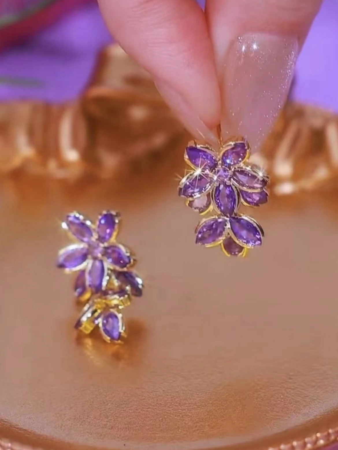 boucles-d'oreilles-ele-violet-flower-et-le-design-bijoux-personnels-uniques-de-haute-qualite-faion-par-victoria-bear