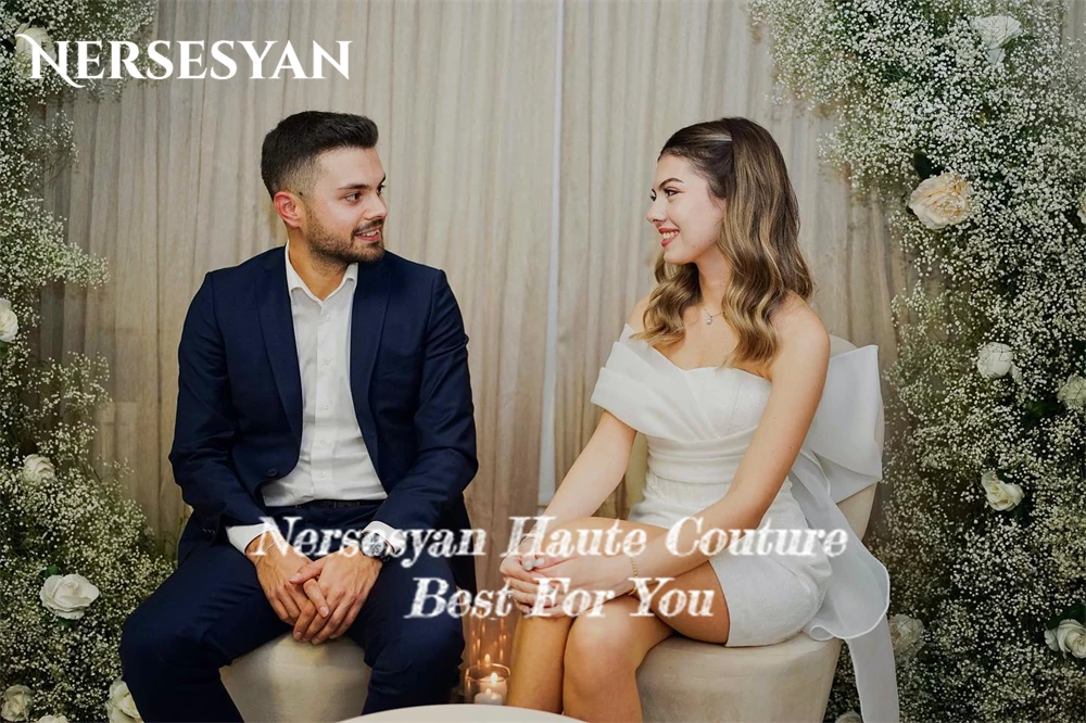 Nersesyan ชุดแต่งงานเซ็กซี่มินิเดรสเจ้าสาวจับจีบเปิดไหล่ข้างหนึ่งชุดเดรสเจ้าสาวหลังโบว์ใหญ่สั่งทำได้ตามต้องการ