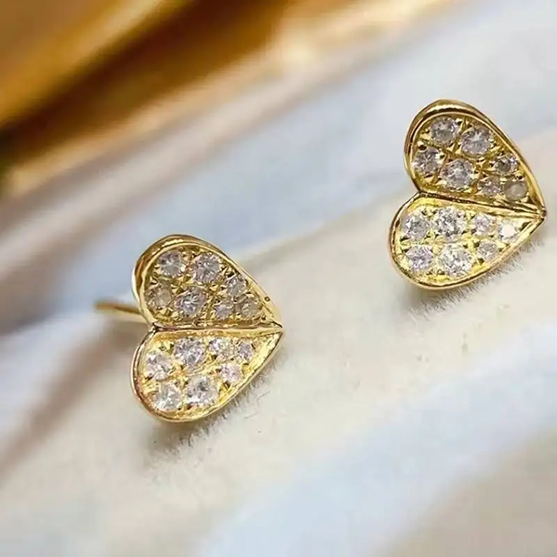 Huitan Süße herzförmige Damen-Ohrstecker, goldfarben, eingelegt, glänzende CZ, ausgefallene Hochzeitstag, bezaubernde Accessoires, Schmuck