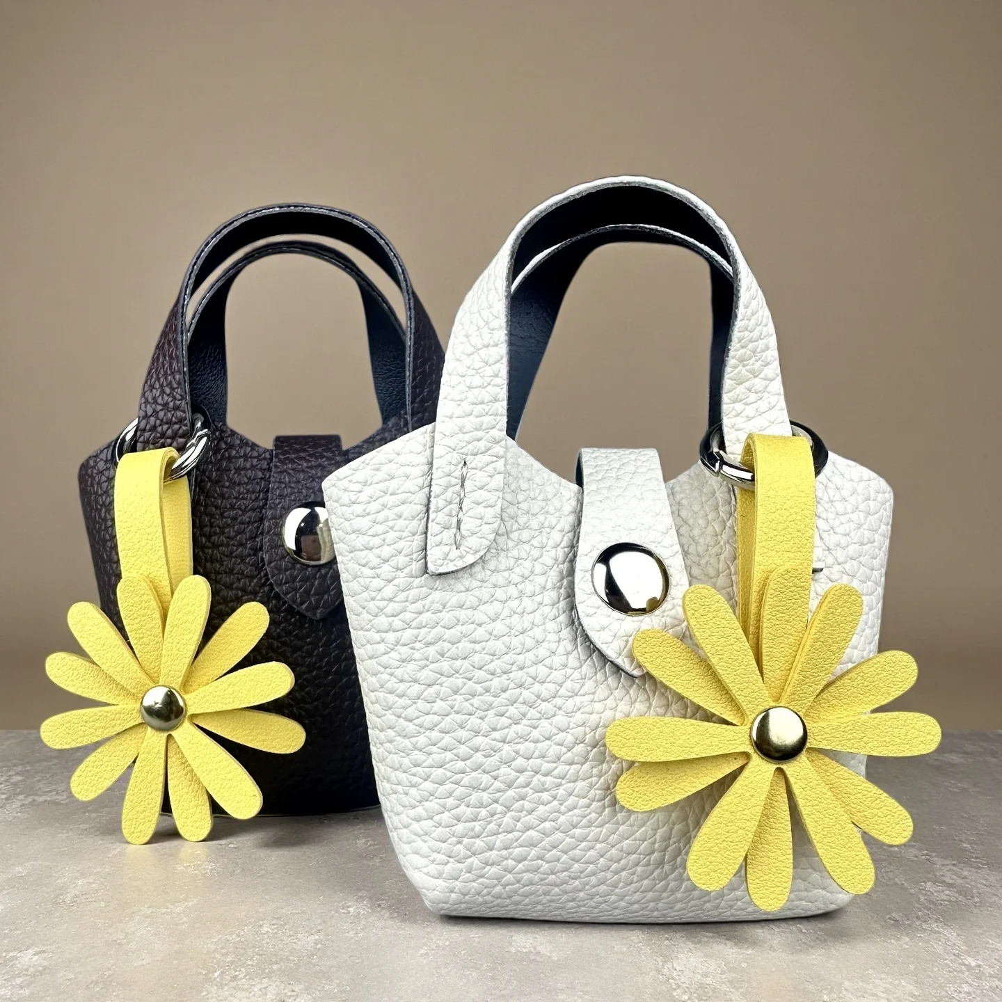 PU Leather Mini Handbag Charm with Daisy Pendant, Earphone Case, Coin Purse Keychain Set, Portable Tiny Bag Accessory