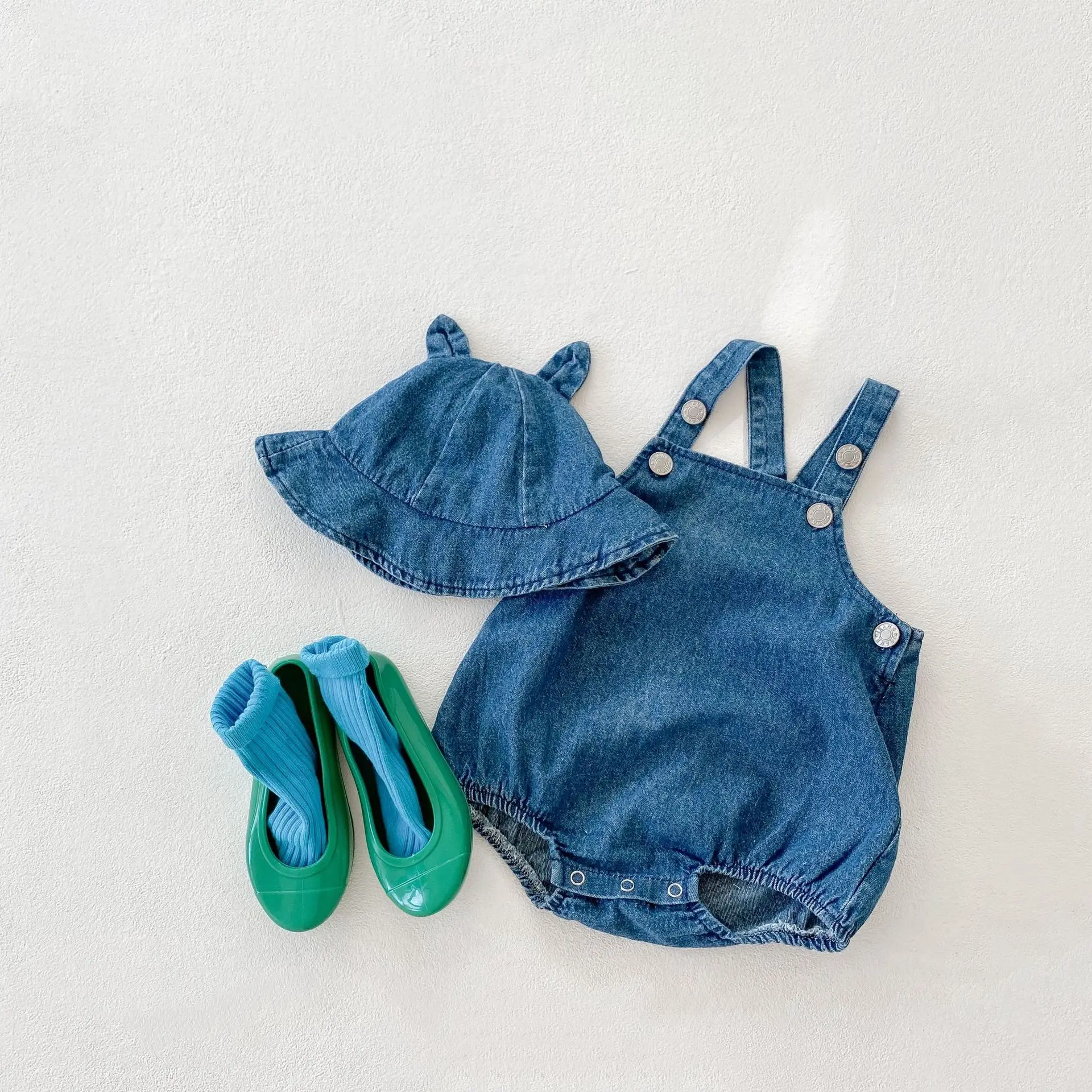 2024 Spring and Autumn Baby Boys and Girls Denim Suspender Rompers Cute Hat Cotton Solid Jumpsuit Fashion