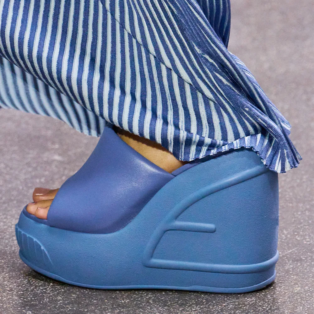 Novedad de verano, tacones altos, suela gruesa, zapatillas de piel, plataforma, cuña, deslizamiento en diapositivas, sandalias de playa con aumento de altura de verano para mujer