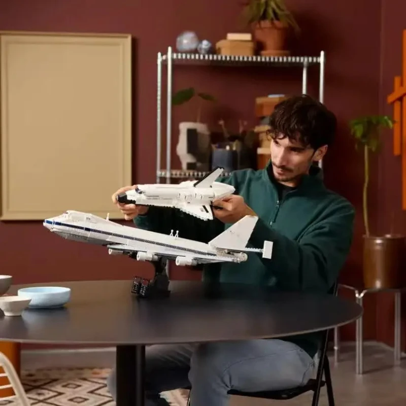 

новая модель строительных блоков транспортных самолетов 2417, подходящая для детских строительных блоков космического самолета.