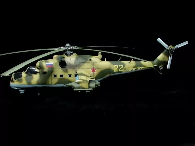 HobbyBoss-87220 Brinquedo modelo de montagem de plástico, russo KMi-24V, ataque armado, helicóptero lutador, presente militar, kit de construção, 1, 72