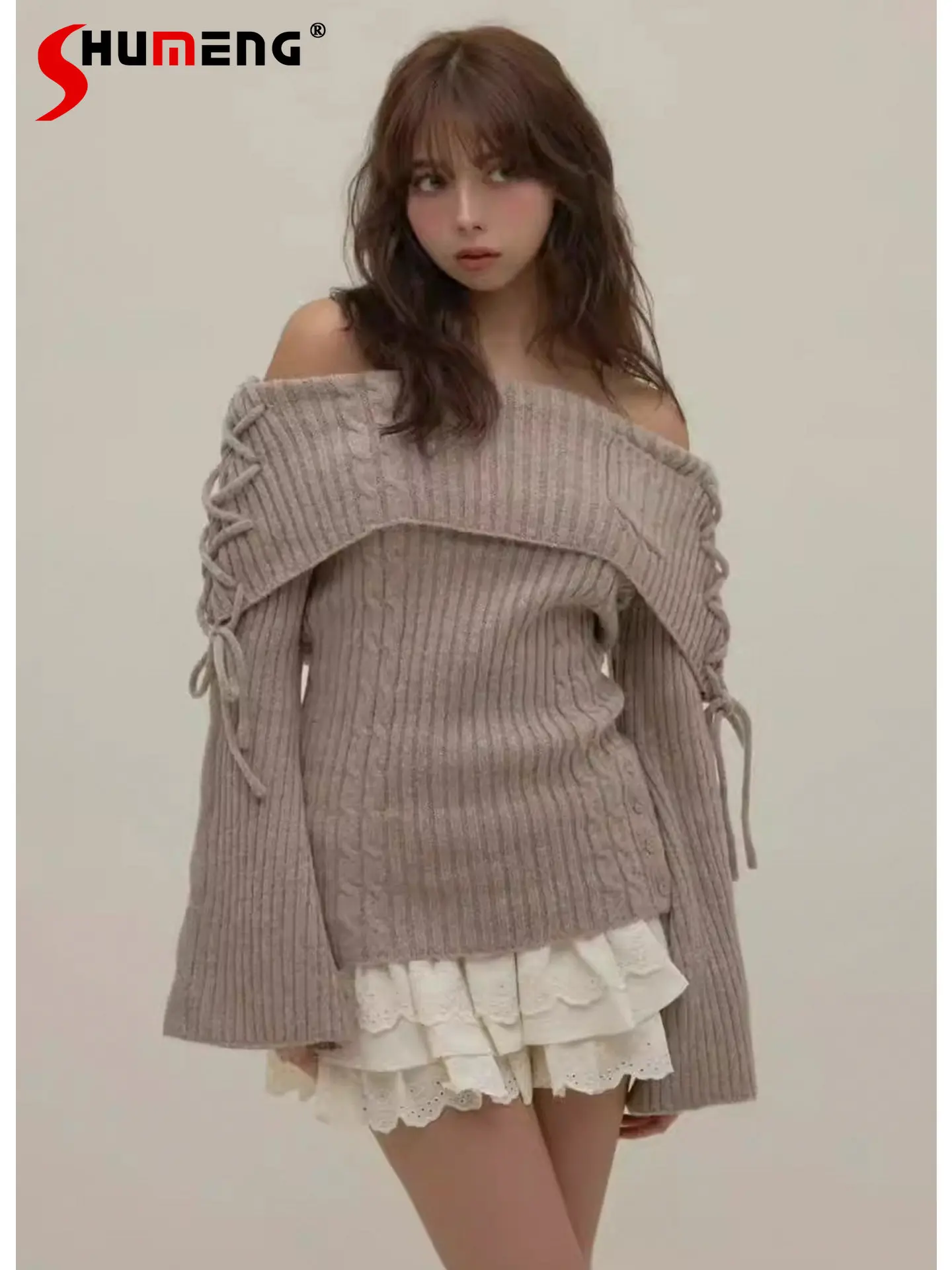 

Элегантный комплект в японском стиле: вязаный пуловер с открытыми плечами, длинными рукавами и бантом, а также короткая юбка с рюшами для женщин