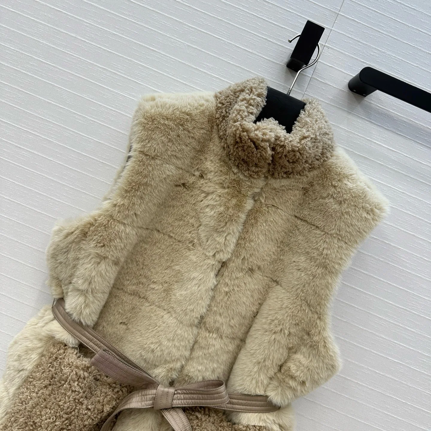 

Мех, плюшевый жилет, пуховик с воротником-стойкой, пояс на талии, роскошный топ, нежный и элегантный, теплый топ для повседневных прогулок.