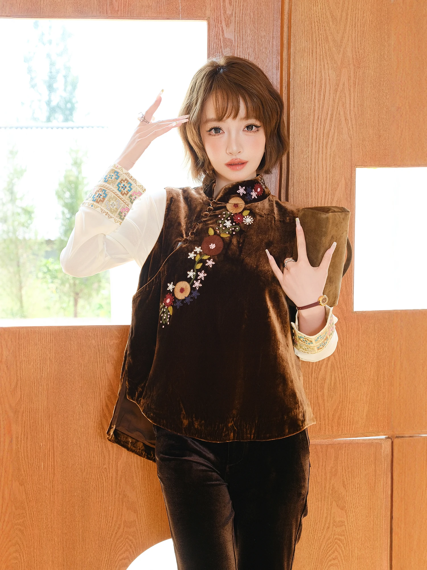 

MIUCO Новая китайская легкая роскошная вышитая шелковая бархатная куртка-жакет женская 2025 года, новая модная многослойная жилетка с перекрестной застежкой спереди