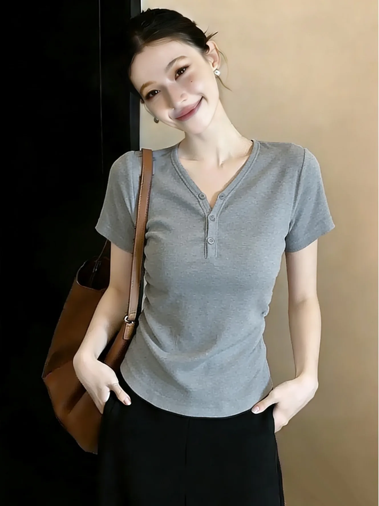 

Элегантный укороченный топ без рукавов с расклешенным подолом для полных женщин: повседневный стиль, стандартный крой, уникальный дизайн.