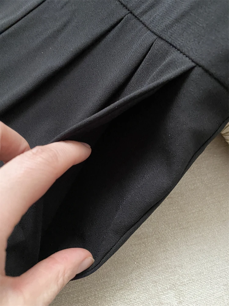 Modny, polecany kombinezon damski z odkrytymi ramionami, z jedwabiu, z podkreśloną talią, długie spodnie, letni strój jednoczęściowy.