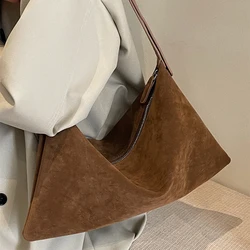 Borsa a tracolla da donna di grande capacità in pelle scamosciata marrone scuro elegante borsa per la spesa di design con nappe borsa sotto le ascelle con manico con spalline