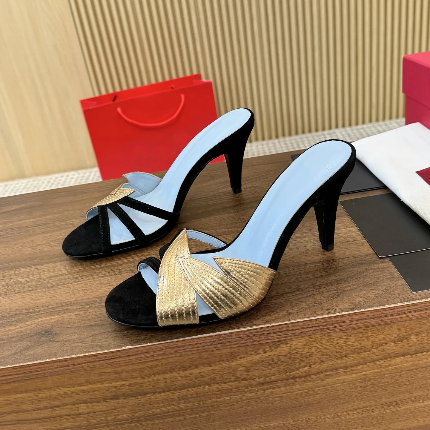 

Новые женские мюли-стилето с открытым носком, модные сандалии с контрастными перекрестными ремешками и дизайном в форме листа, доступны два варианта подошвы