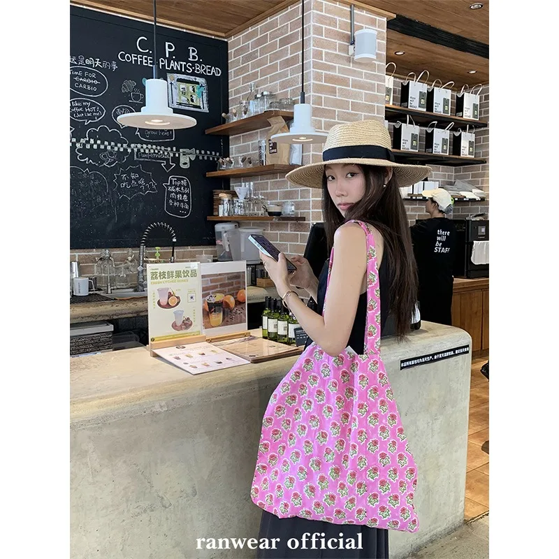 

Женский модный рюкзак с цветочным принтом, большой вместимости, подходит для использования на открытом воздухе.