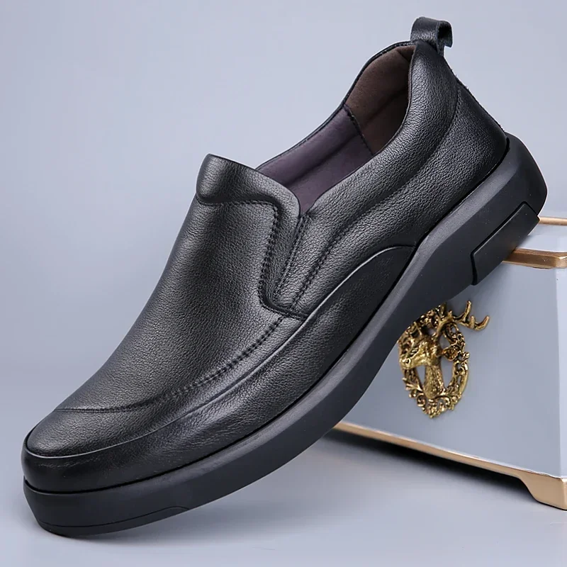 2025New جودة عالية الرجال تنفس أحذية خفيفة بدون كعب موضة جلد عادية كل مباراة سطح ناعم كسول الأحذية في الهواء الطلق حذاء رسمي