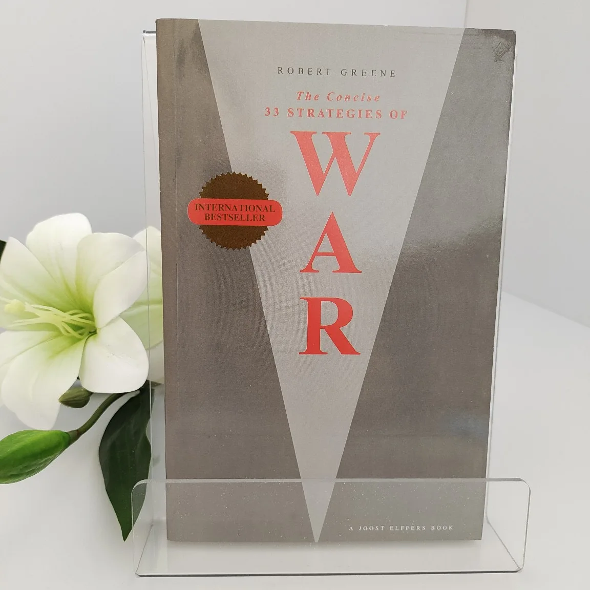 

Бестселлер 2025 года. Лаконичные 33 стратегии для войны: Английская книга современного макавеллиана Роберт Грин.