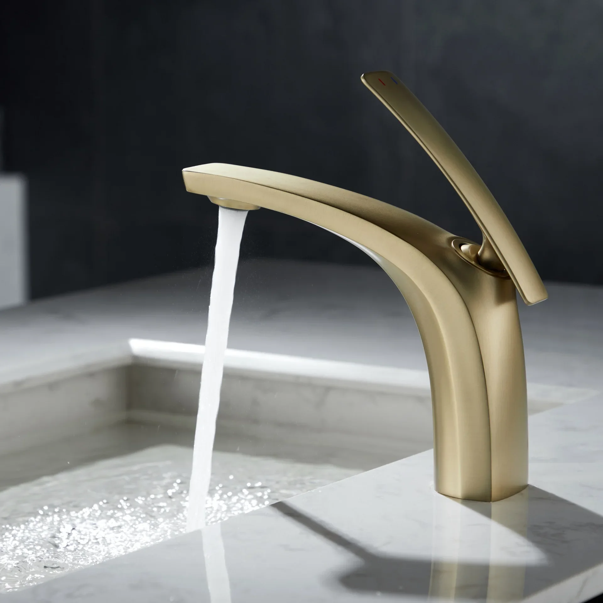 Solid brass single-hole hot and cold water brushed gold tap for bathroom basin, under-counter basin, washbasin tap, washstand