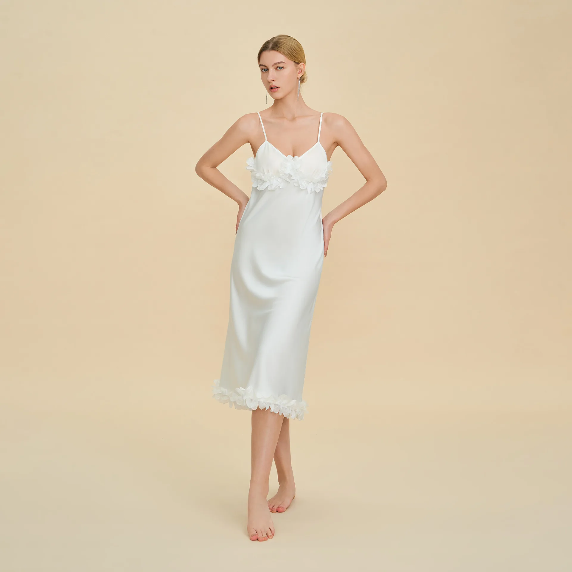 

Белая длинная ночная сорочка с аппликацией в виде лепестков, сексуальная летняя женская атласная ночнушка на бретельках, свободный домашний халат