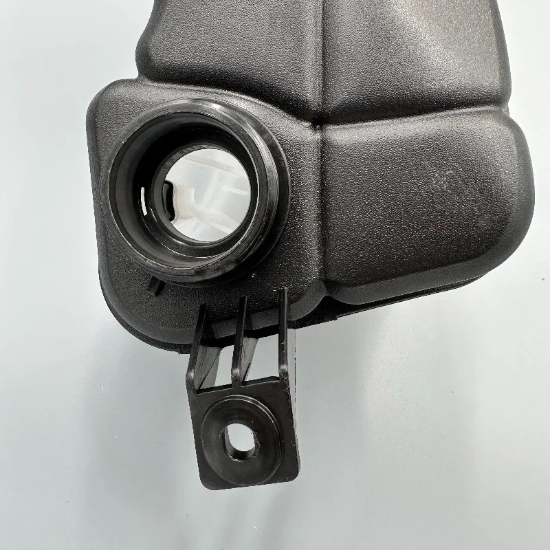 LR024296 LR060349  Coolant Reservoir Coolant Expansion Tank for Landrover
