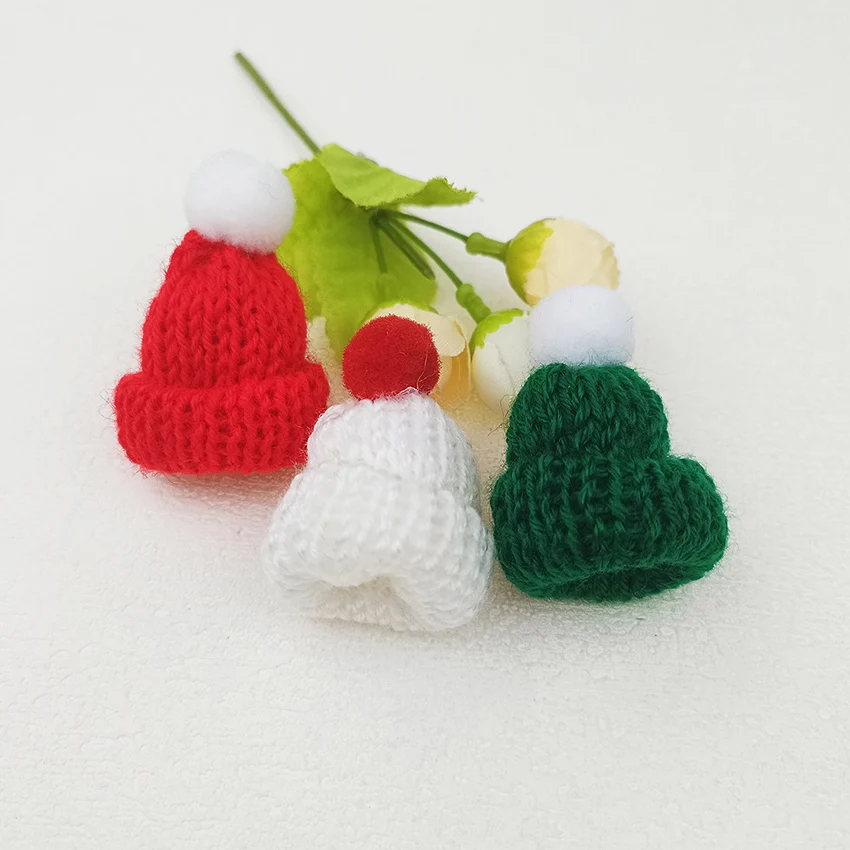 30 Stück Mini-Weihnachtsmützen-Applikationen 3,5x4,5CM Mehrfarbig DIY Haarspangen Kleidung Kopfbedeckung Taschendekoration Aufnäher für Kreatives Basteln – Detail 3