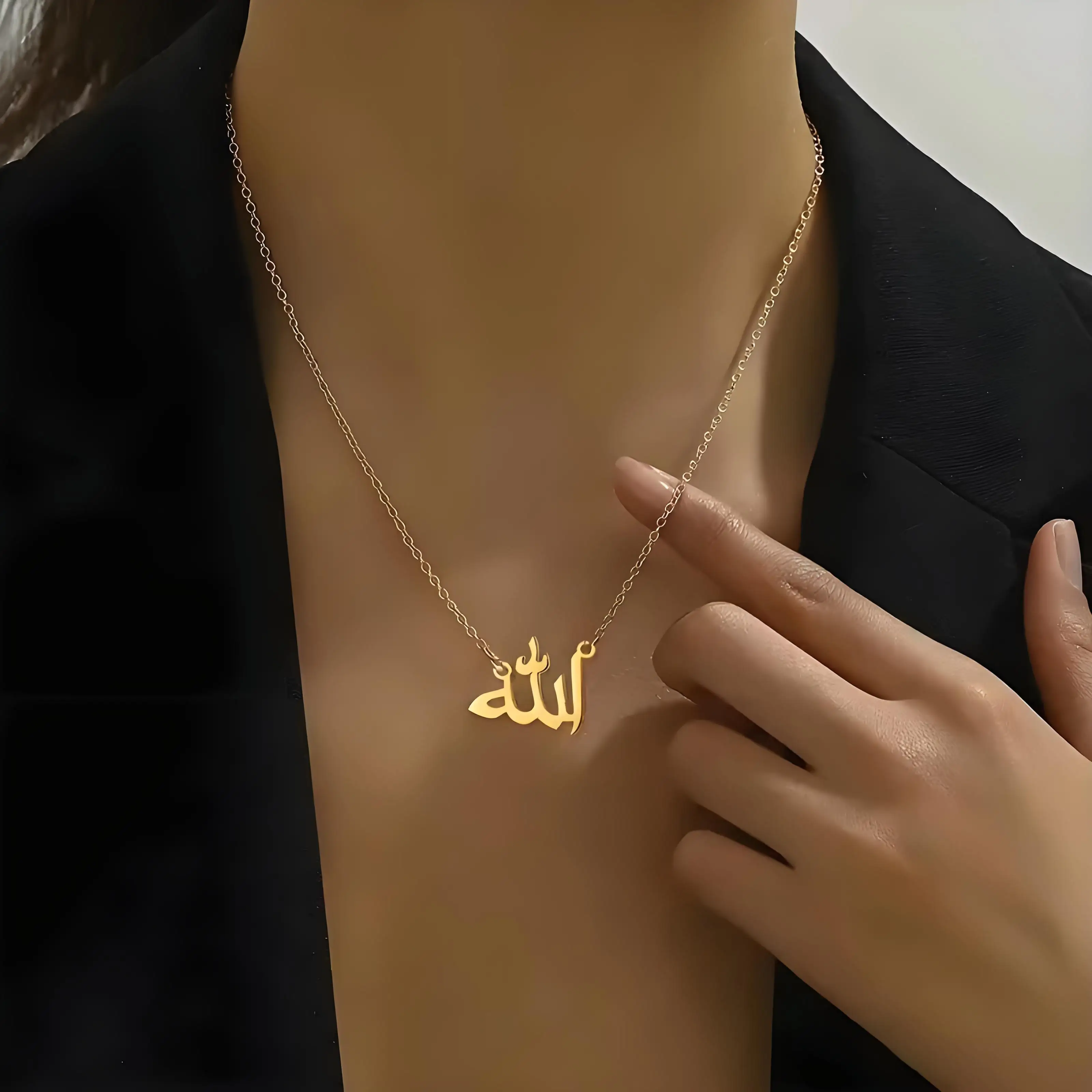 Kalung Nama Arab yang Dipersonalisasi, Perhiasan Warna Emas Stainless Steel, Papan Nama Khusus untuk Pakaian Sehari-hari & Elegan Wanita