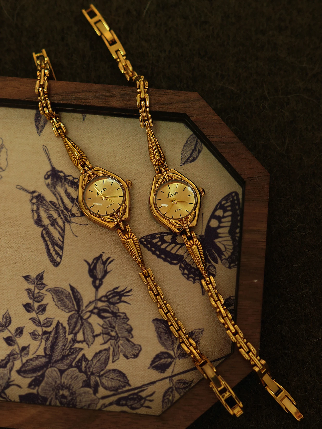 

Новые золотые французские классические ретро-часы для женщин, простые и компактные, с кварцевым механизмом, стальным ремешком, корпусом с бриллиантами, золотым циферблатом и черной линейной шкалой, оригинальный дизайн, подчеркивающий элегантность и изыска