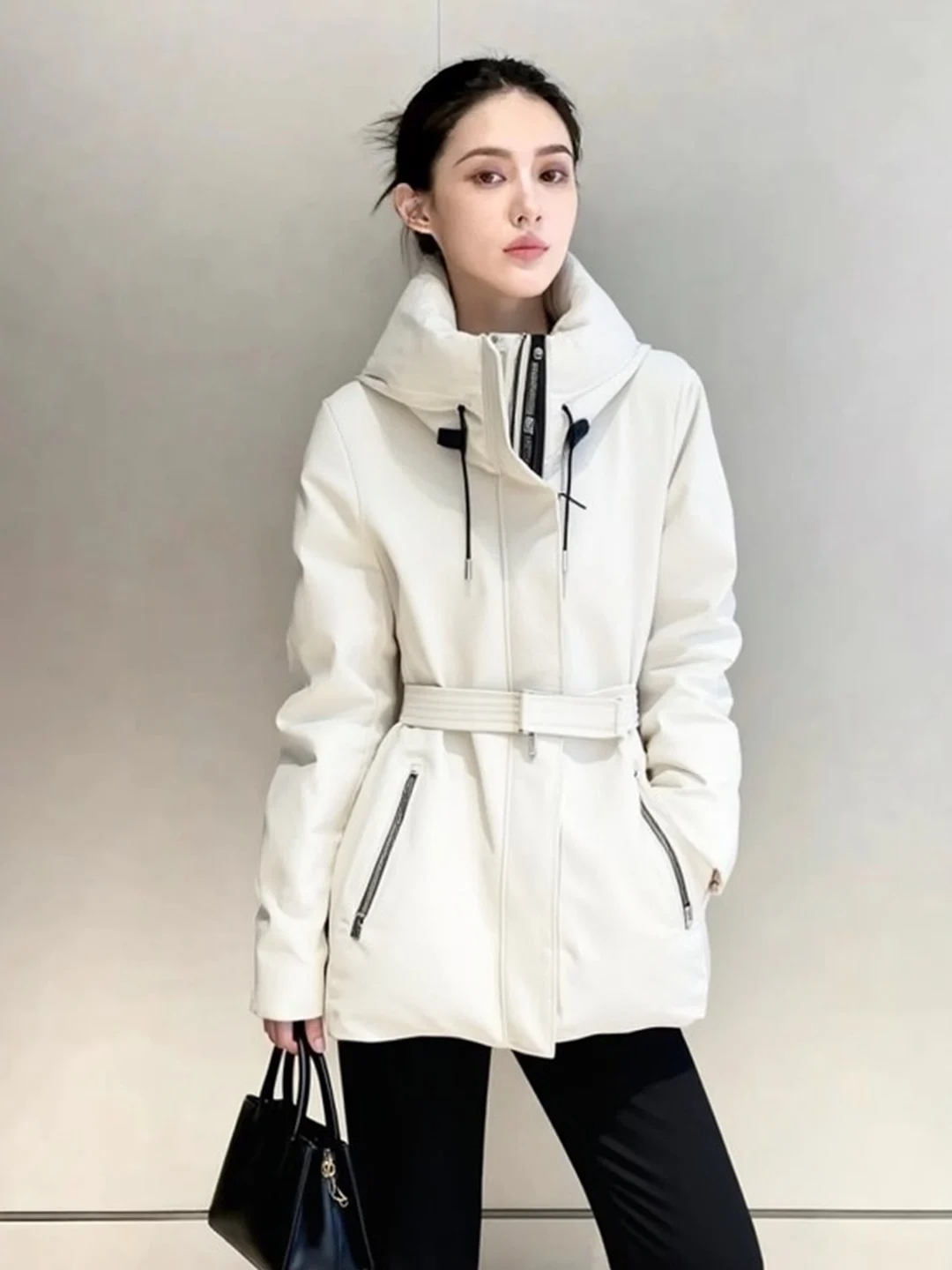 

Белая женская пуховая куртка средней длины Sli Puff, новинка 2025, зимняя модная верхняя одежда небольшого размера высокого класса Thi