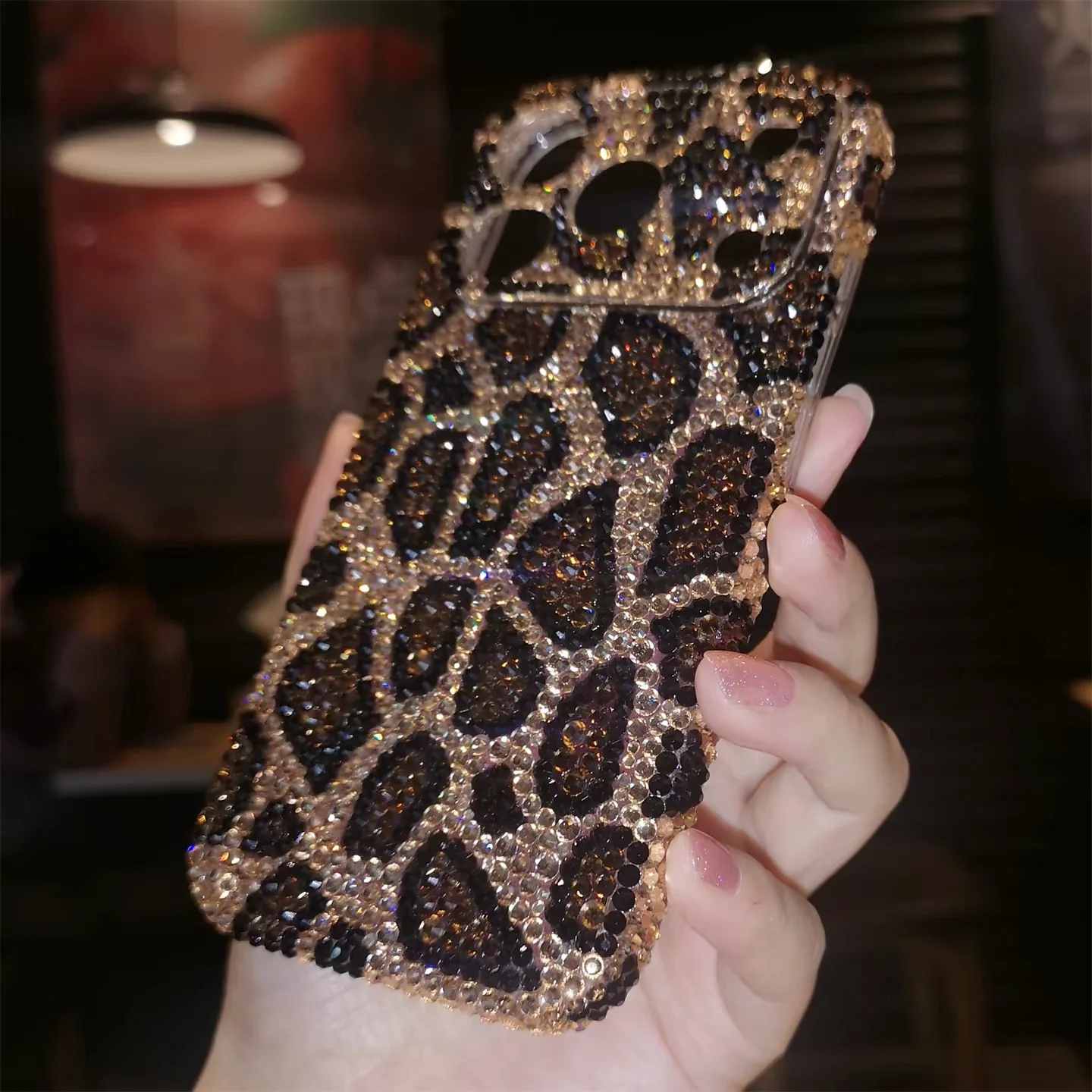 Suitable for iPhone phones. Flashing water droplet leopard print phone case.