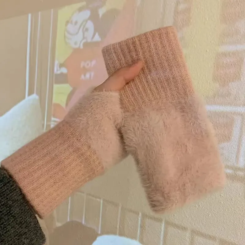 1 Pair Plush Half Finger Touchscreen Gloves Daily Commuting,soft Skin Friendly,fashionable Practical Warm and Convenient