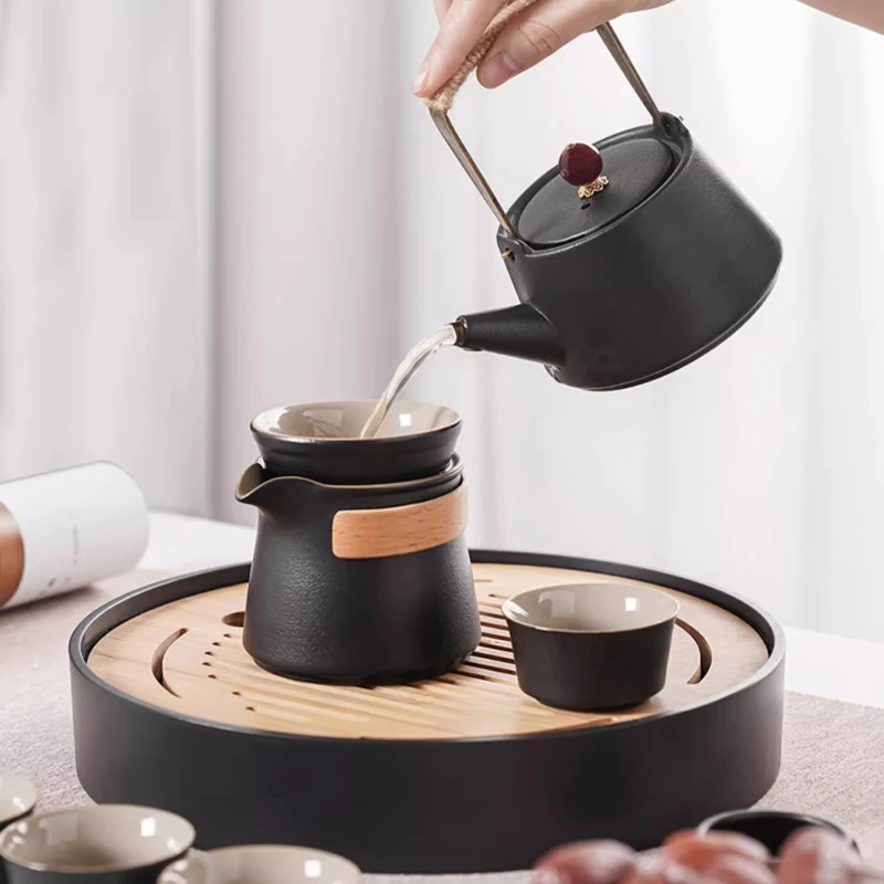 

Чайный сервиз Gongfu из черной глины с компактным подносом, роскошный домашний чайный набор включает в себя керамический чайник, минималистичный стиль дзен для небольших помещений