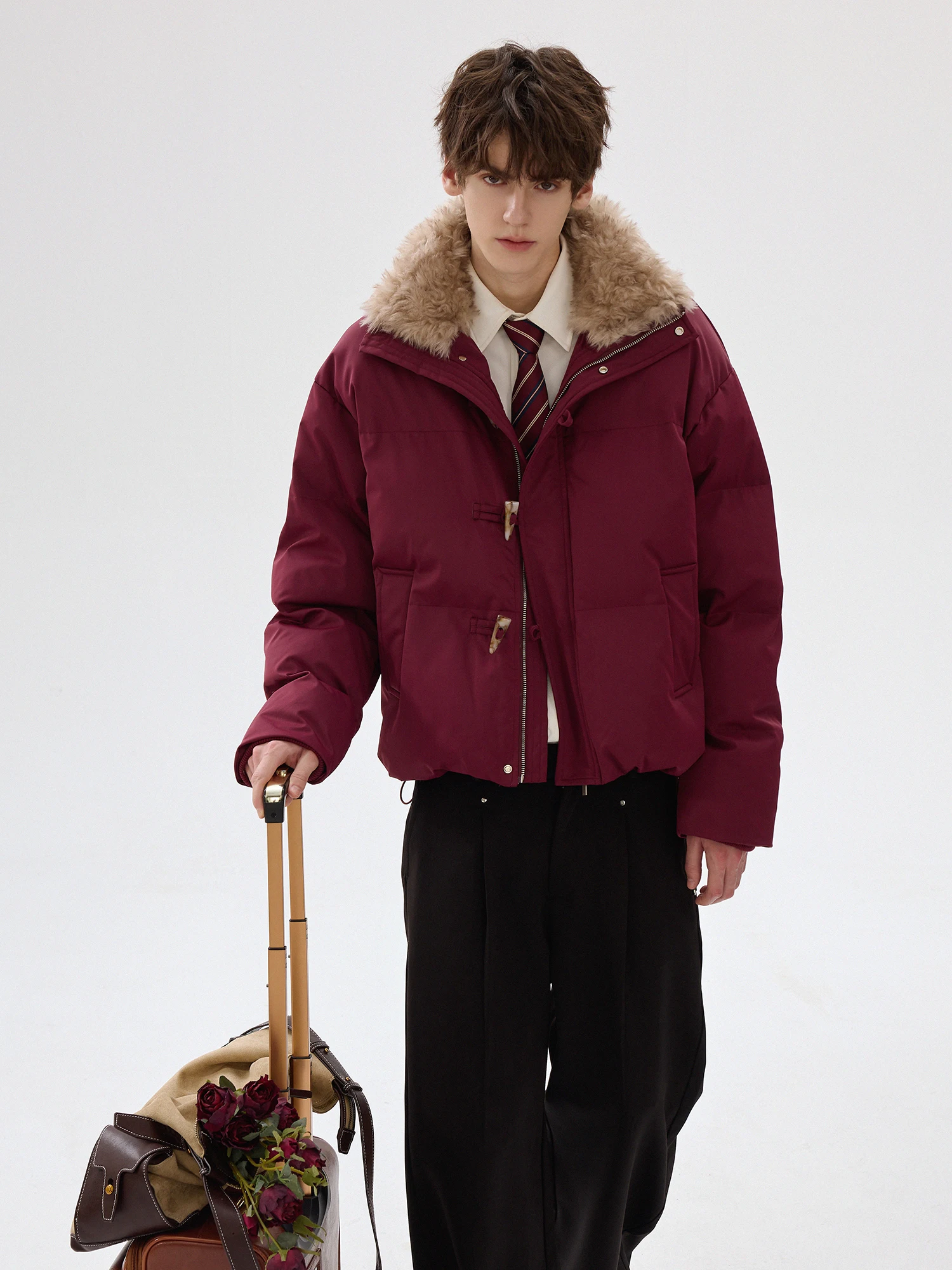 جديد خريف 2025 سترات رجالية راقية بأزرار على شكل قرن وياقة من الفرو الصناعي سترات سميكة دافئة للرجال بأكمام طويلة وطية صدر السترة معاطف وسيم