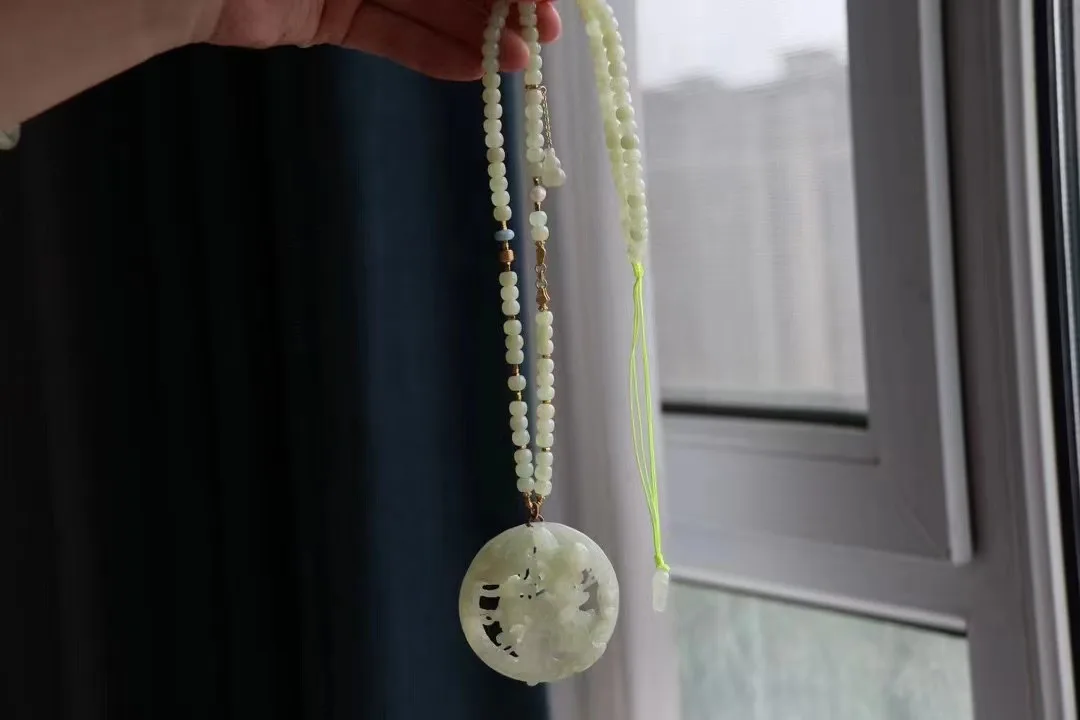 

Unit One Piece Creative Natural HeTian Jade Crystal Healing Chinese Feng-shui Asseccory With 5.8mm Old Type Bead Pendant