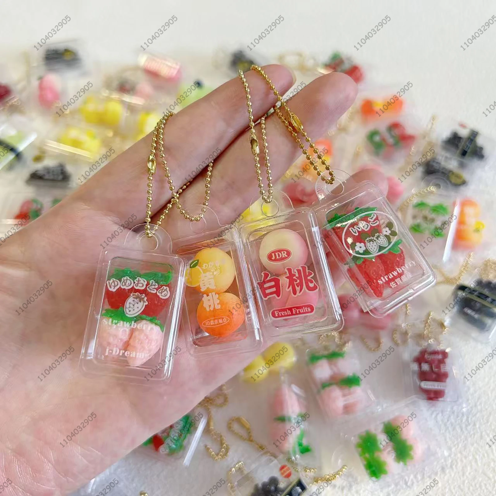 Giocattolo in capsula di frutta in miniatura giapponese Squishy in scatola fragola pesca uva Gashapon portachiavi simulazione cibo per alleviare lo stress