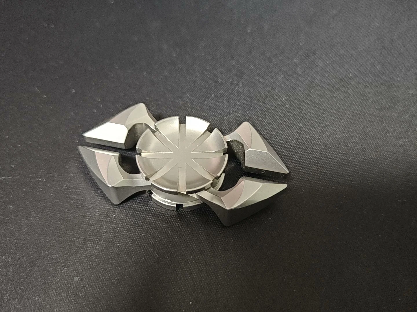 

Magic Play Stainless Steel 2-page Scorpio Fingertip Gyroscope