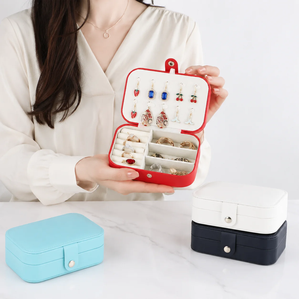 Tragbare Schmuckbox aus PU-Leder, doppellagig, Reise-Schmuckaufbewahrungsbox mit Druckknöpfen für Ringe, Halsketten und Ohrringe – Detail 1