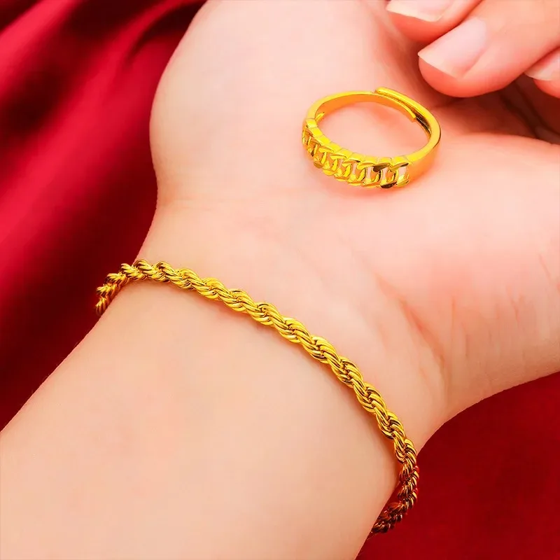 مجموعة سوار وخاتم ذهبي بحبل ملتوي ناعم على شكل كنز ذهبي للنساء مع سحر معصم رومانسي لفتح النقاء