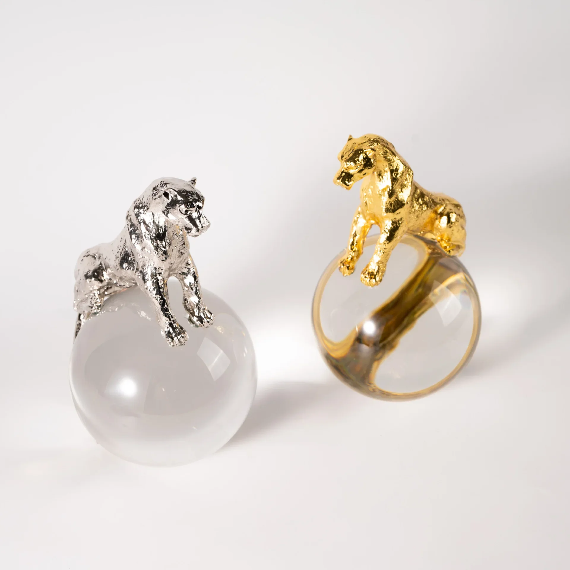 X22Leopard Crystal Ball Metal Ornaments Golden Cheetah Simulation Animal Sculpture Transparent Crystal Home Decoration Accessori