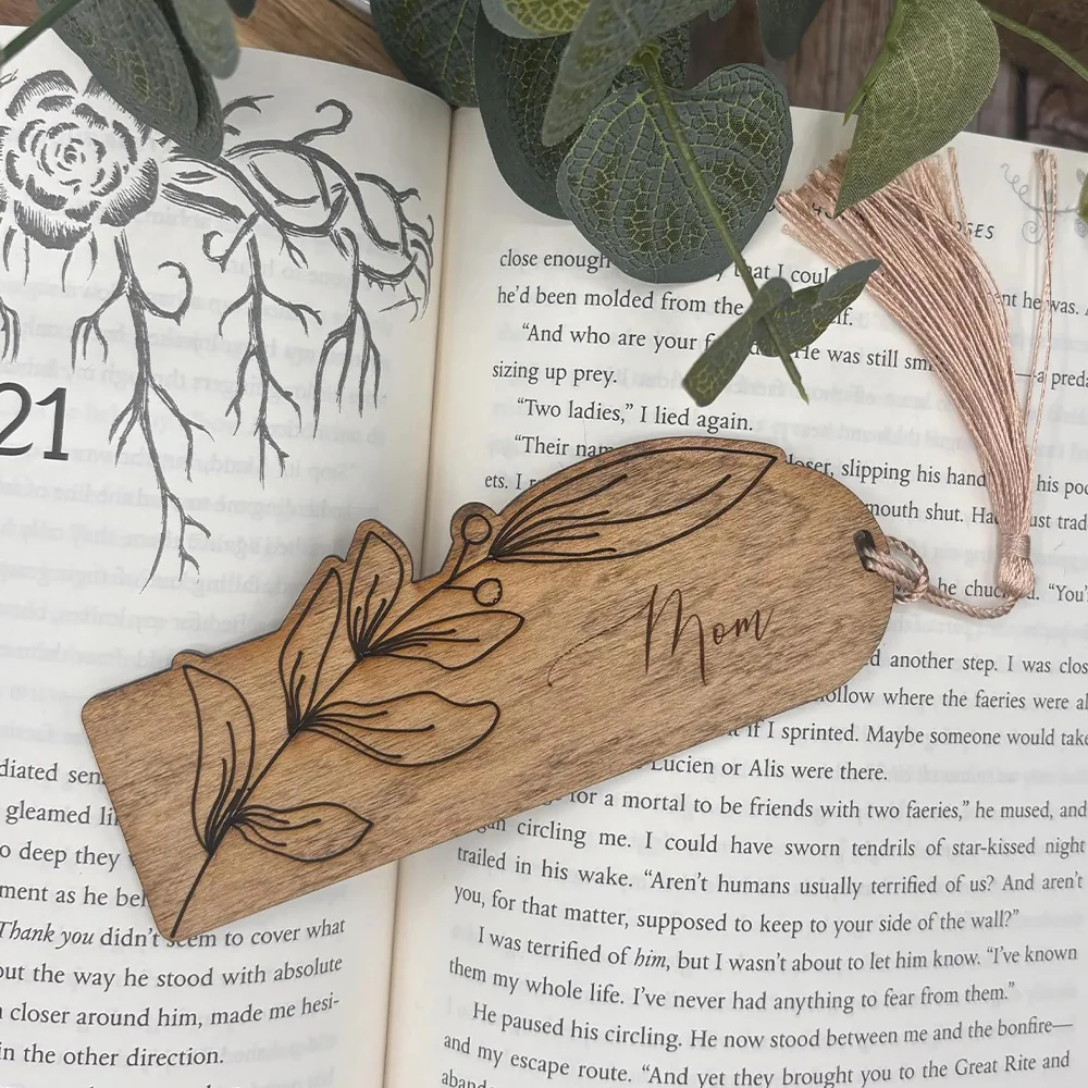 2D customized one-piece wooden bookmark with fringes, featuring an individualized irregular leaf design. Suitable for Mother's D