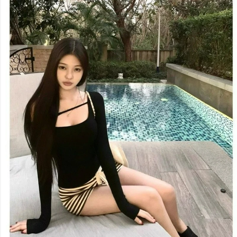 Damska bluzka na wiosnę 2026, wyszczuplająca, z odkrytymi ramionami, wbudowanymi wkładkami w biuście, w stylu spicy girl, z wycięciami, z długim rękawem.